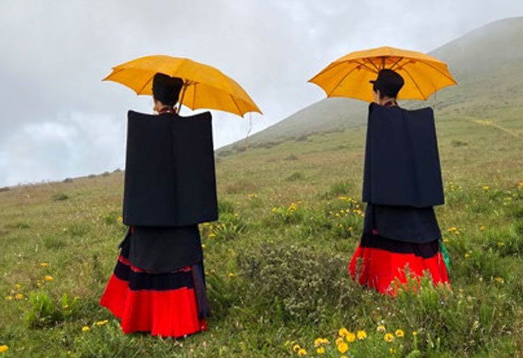 Nuosu women with yellow umbrellas. Photo by Cigui Edi. Courtesy of the Endangered Material Knowledge Programme.